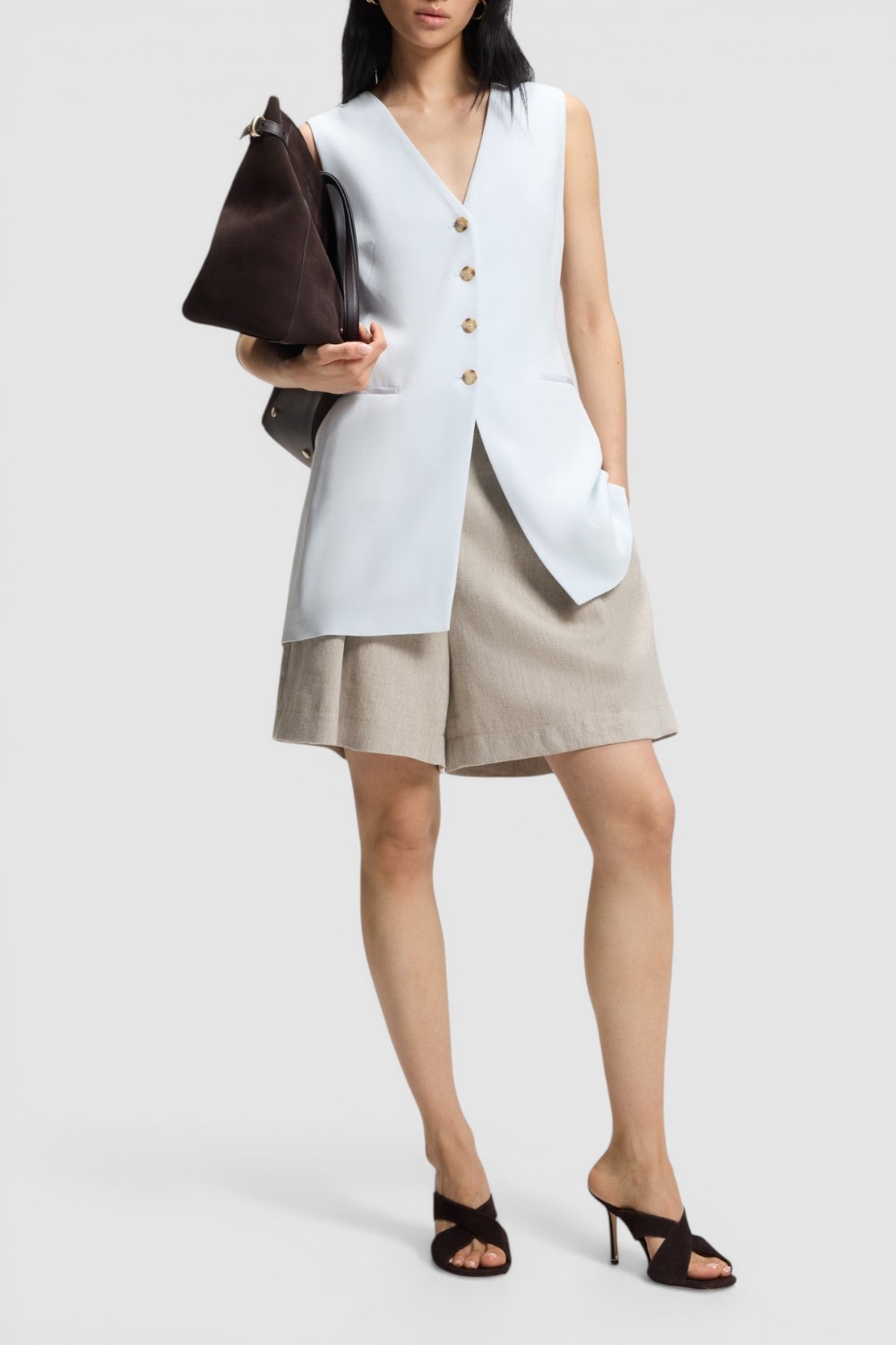 תמונת כל הלוק של מכנסי קולוט בגזרה משוחררת